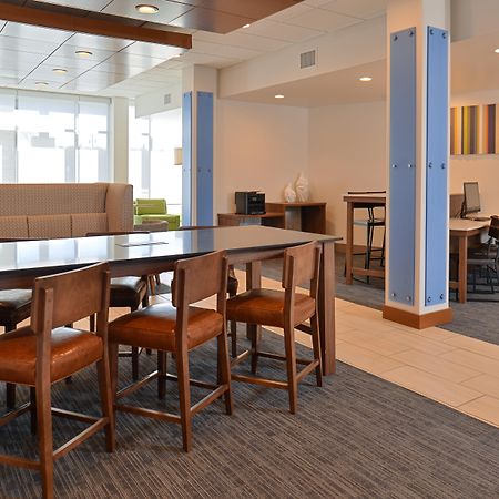 Holiday Inn Express & Suites Farmington Hills - Detroit By Ihg Eksteriør billede